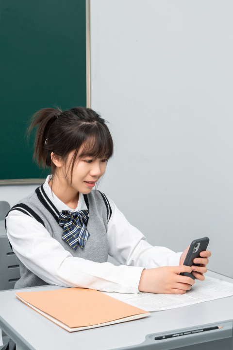 课桌前自拍的女学生实拍图版权图片下载