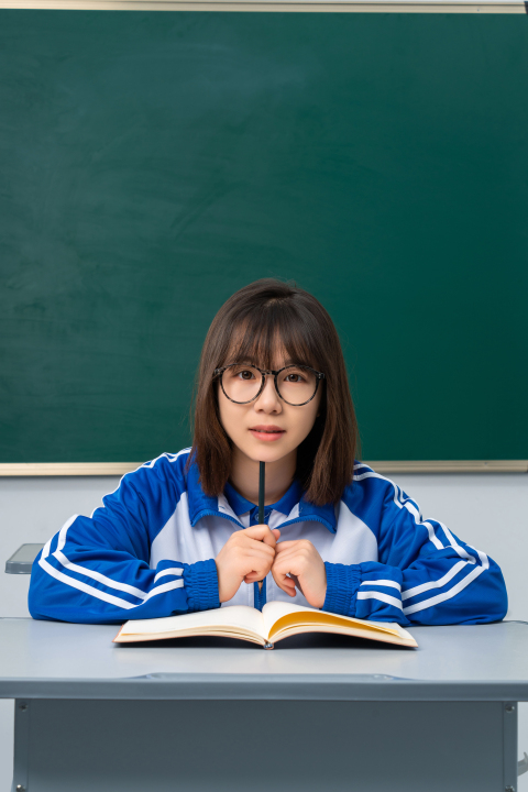 板正坐着认真听课的女生高清图版权图片下载