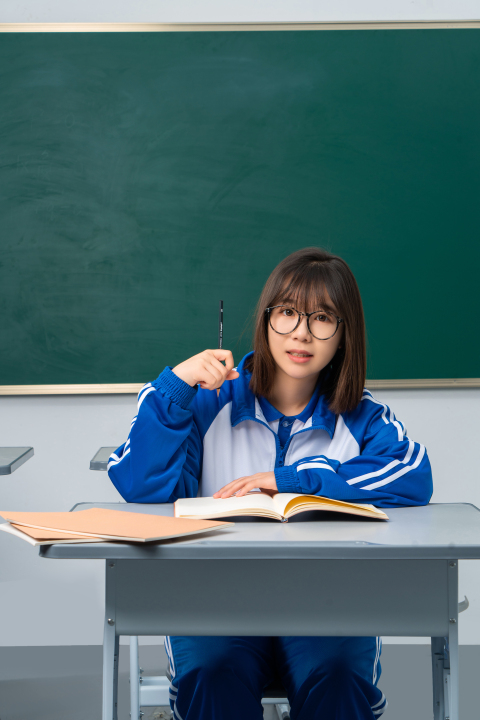 认真听讲的课堂女生高清图版权图片下载