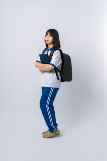 半蹲的女学生实拍图