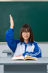 课堂上举手回答问题的女学生高清图
