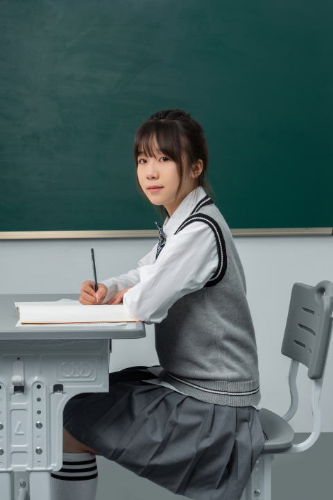 乖巧女学生实拍图版权图片下载