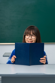 大声朗读的女同学高清图