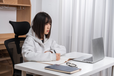 沉浸桌前认真学习的学生实拍图