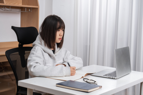 沉浸桌前认真学习的学生实拍图