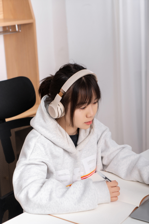 白色上衣可爱的女学生实拍图版权图片下载