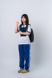 侧身正在宣誓的女学生实拍图