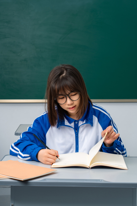 学霸认真学习高清图版权图片下载