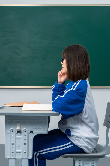 专注于学业的学生形象高清图