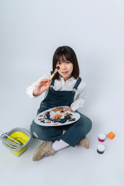 新学期可爱女孩画画图版权图片下载
