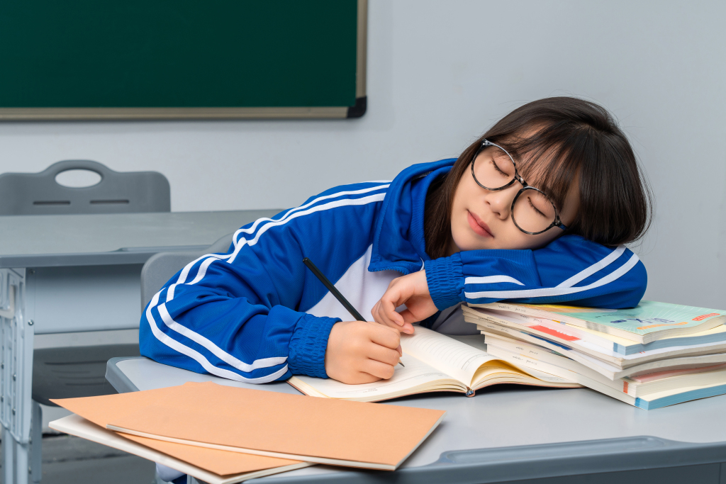 懒散的女学生高清图版权图片下载