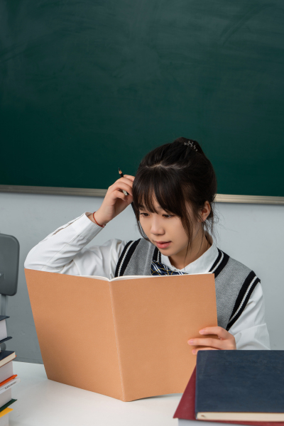 看书思考问题的女生实拍图
