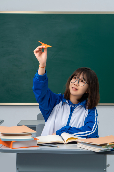 教室中的女同学高清图