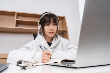 认真上网课记笔记的学生实拍图