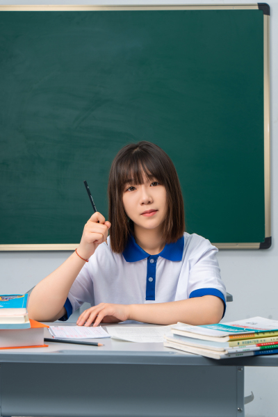 认真思考问题的女生高清图