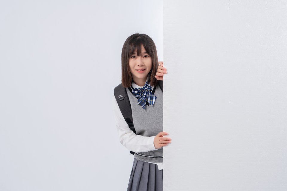墙角突然出现的少女实拍图