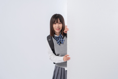墙角突然出现的少女实拍图