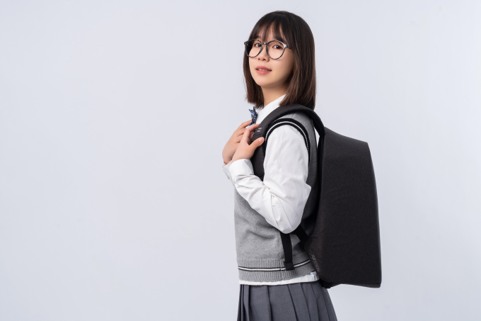 可爱学生背包上学实拍图