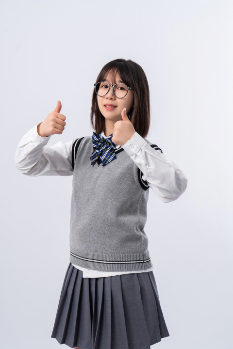 双手比赞赞扬的学生实拍图版权图片下载