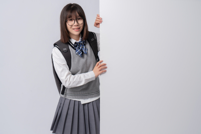 倚靠墙边的女同学实拍图