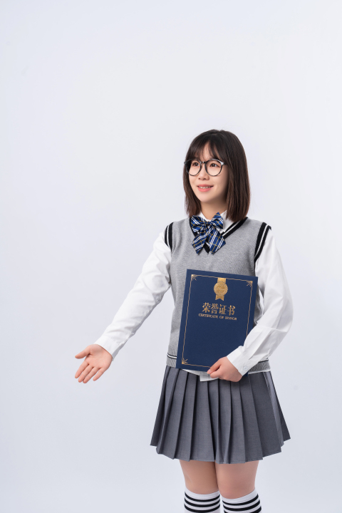 礼貌伸手示意的学生实拍图版权图片下载