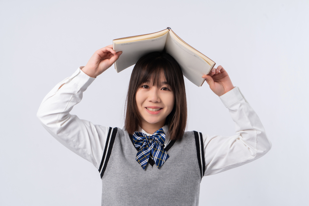 白板举到头顶的学生实拍图版权图片下载