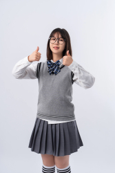 双手比赞的元气女同学实拍图