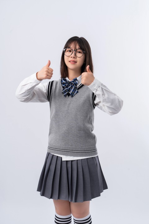 双手比赞的元气女同学实拍图版权图片下载