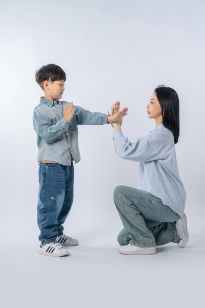 妈妈蹲着和孩子做游戏高清图