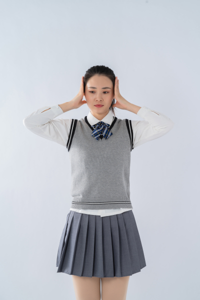 双手捂住耳朵的短裙女生高清图