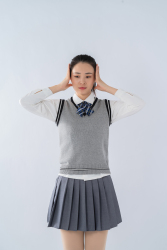 双手捂住耳朵的短裙女生高清图
