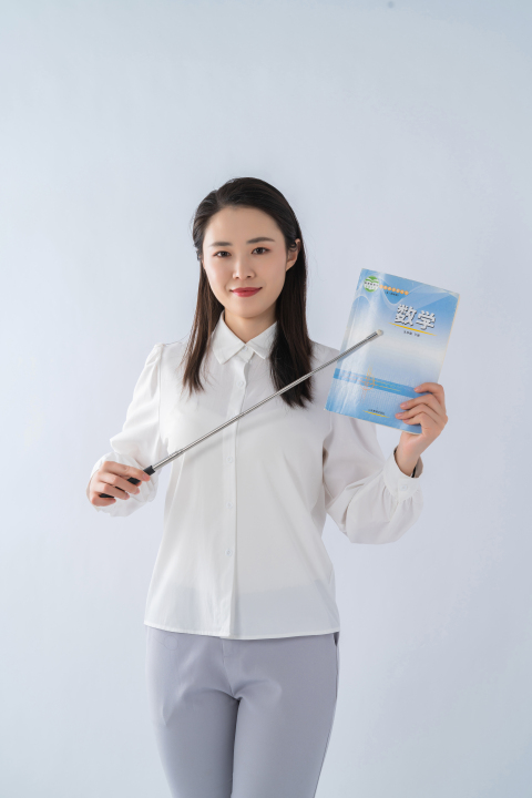课程讲解中的女老师版权图片下载
