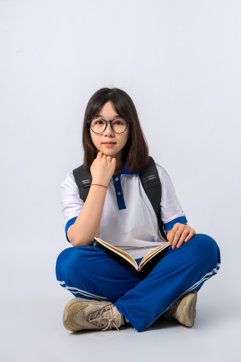 坐姿沉思的女学生高清图版权图片下载