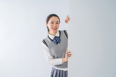 趴在抢后面的女生高清图