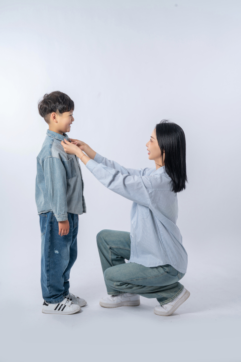 妈妈为儿子整理衣领高清图版权图片下载