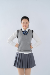 双手叉腰的制服女生高清图