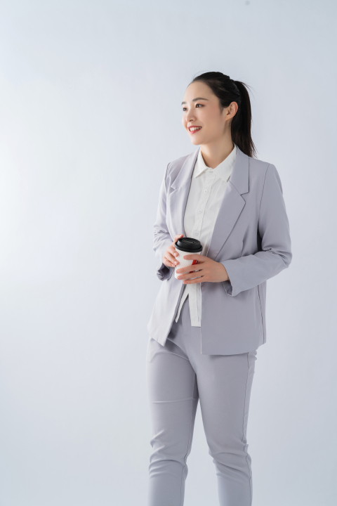 自信从容的专业女性实拍图版权图片下载