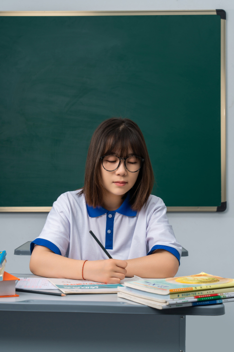 戴眼镜积极做笔记的女生高清图版权图片下载