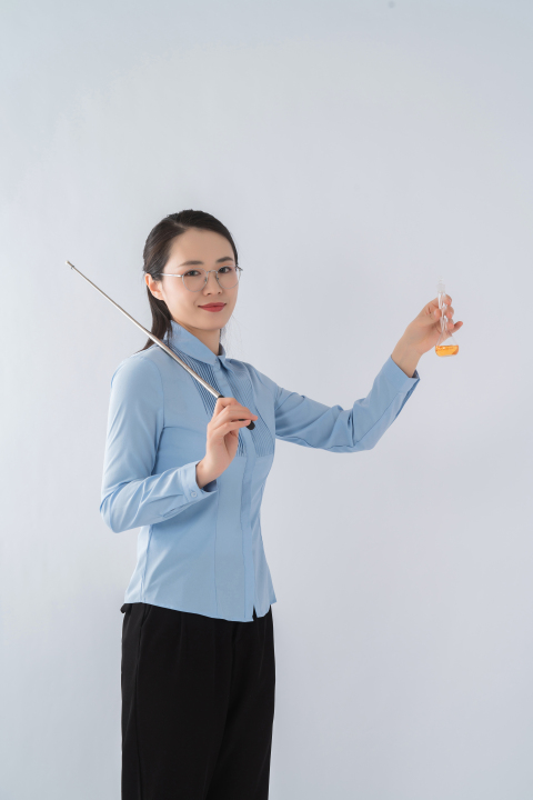 激情上课的老师实拍图版权图片下载
