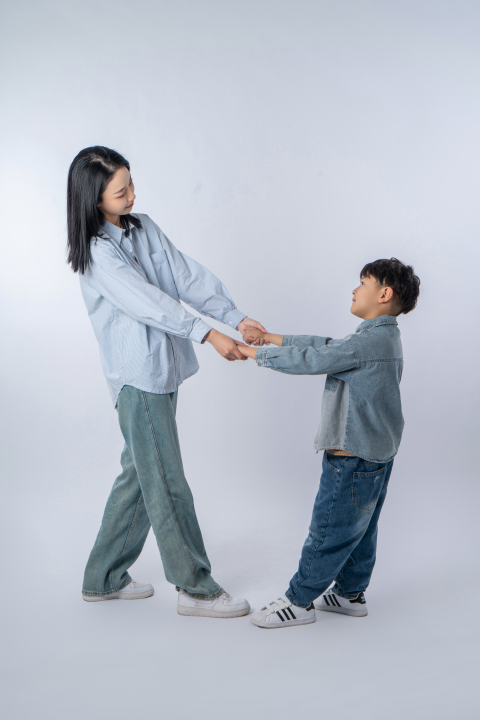 手拉手的母子两个高清图版权图片下载