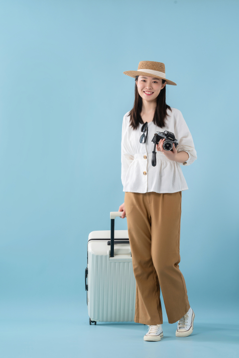 旅行途中的女孩高清图版权图片下载