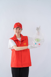 捡垃圾穿红马甲的志愿者实拍图