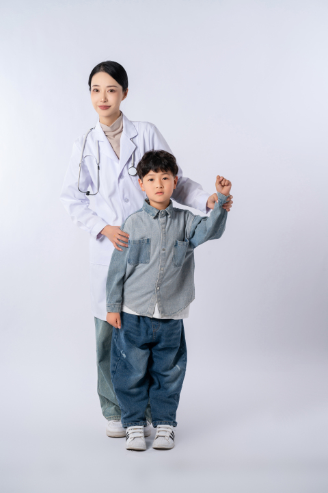 加油手势的可爱男孩图版权图片下载