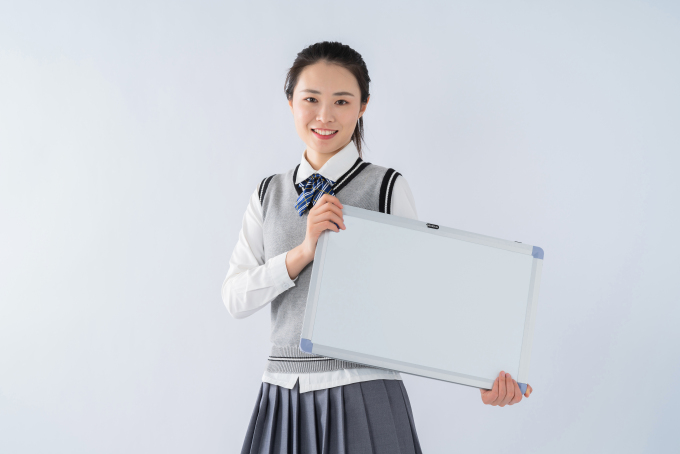 侧面放着白板的女生高清图