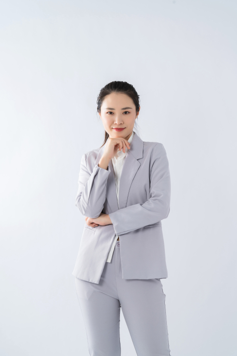 自信专业的职场女性实拍图版权图片下载