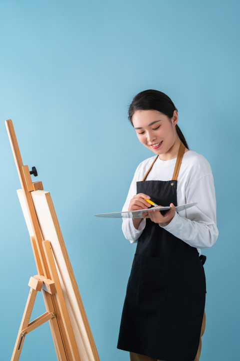 低头绘画的女老师图版权图片下载