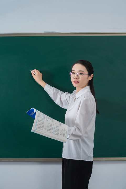 魅力风采女教师上课实拍图版权图片下载