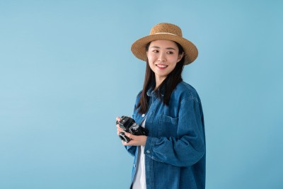拿着相机面向镜头的女生高清图