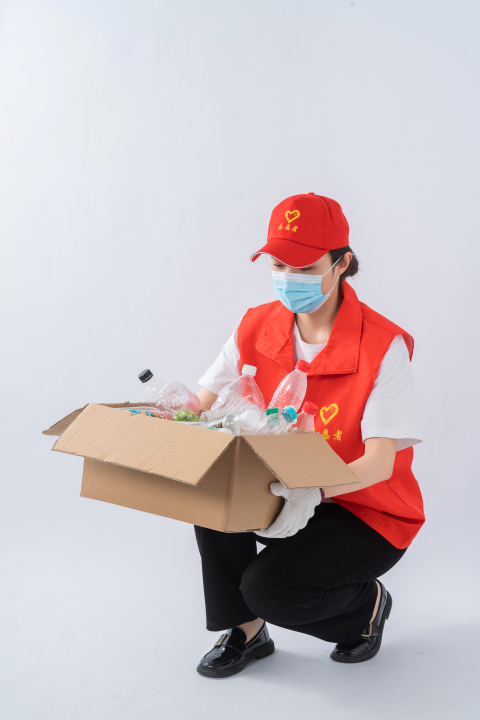 戴口罩拿箱子的志愿者实拍图版权图片下载