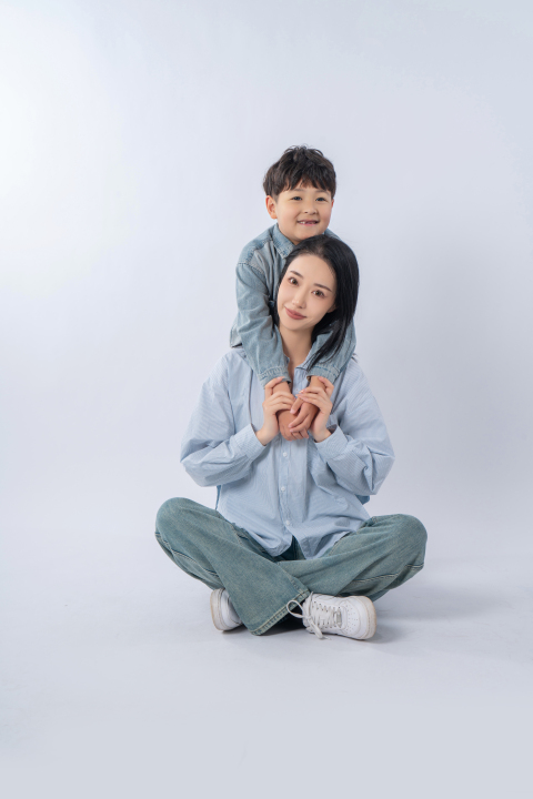干净温馨的母子合照高清图版权图片下载